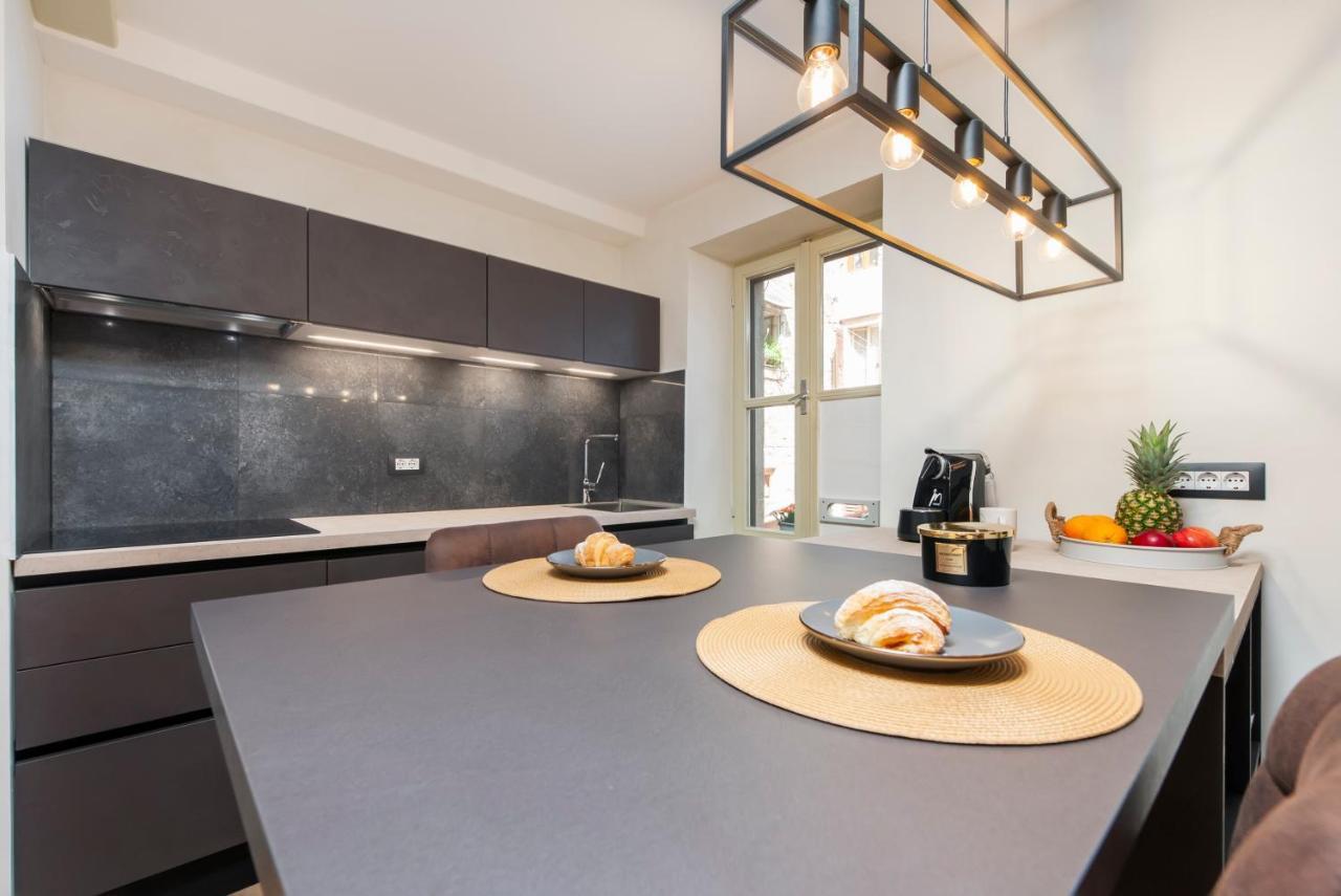 Dc II Downtown Apartment โรวีน ภายนอก รูปภาพ